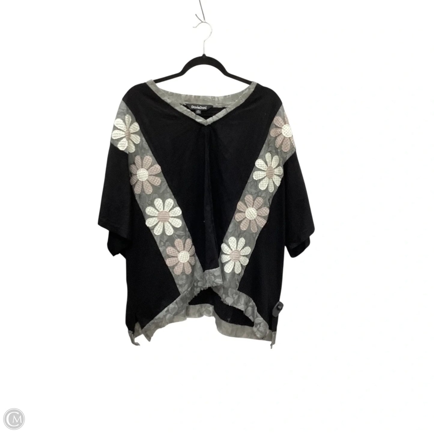 Top Short Sleeve By Davi & Dani In Black, Size: 1x