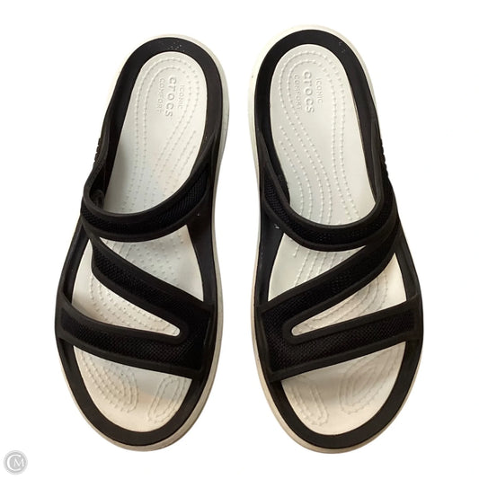 Sandals Flats By Crocs In Black & White, Size: 8