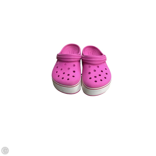 Shoes Flats By Crocs In Pink, Size: 6