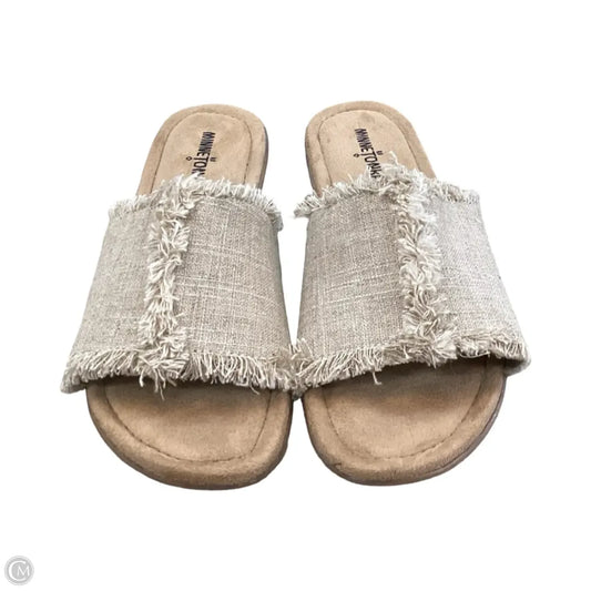 Sandals Flats By Minnetonka In Tan, Size: 9
